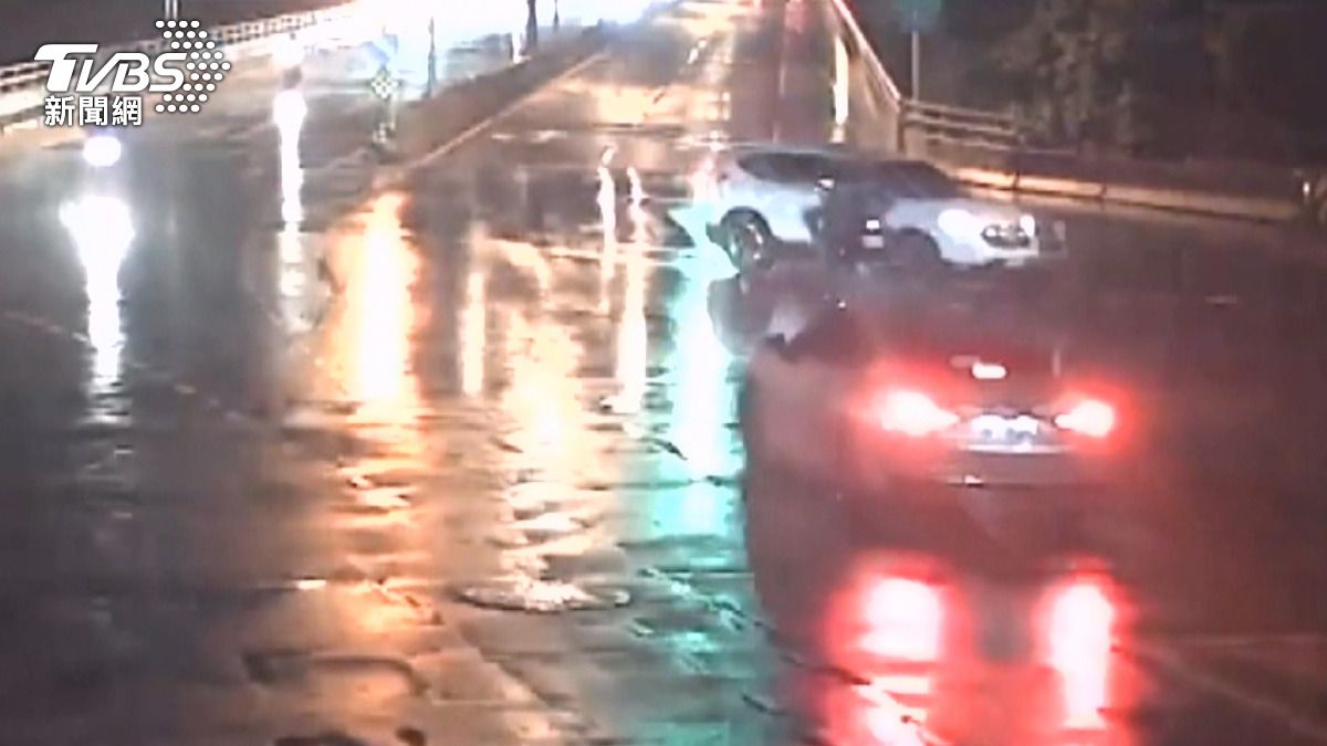 天雨路滑車禍多?19歲軍人騎車遭撞亡 酒駕男上路撞2車。(圖/消防隊提供)
