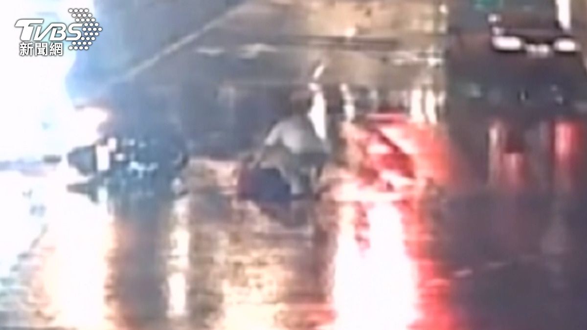 苗栗雨天連爆車禍 19歲軍人雨夜遭撞亡 另1酒駕撞2。(圖/消防隊提供)