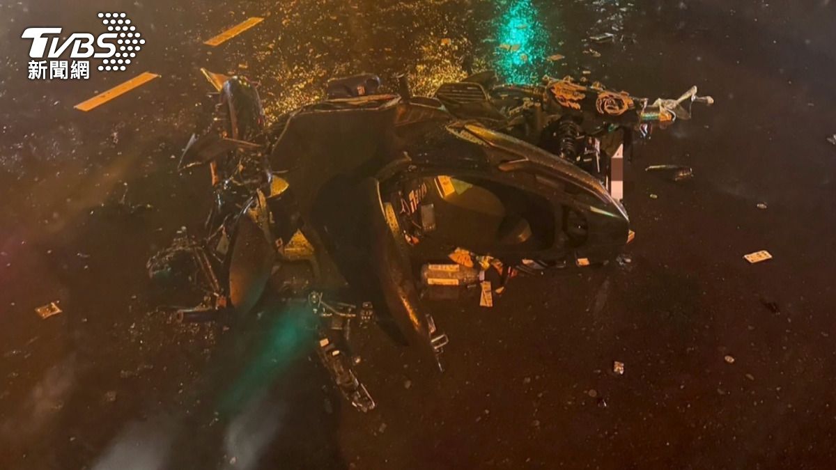 天雨路滑,機車當場噴飛,騎士重摔。機車車頭全毀,只剩車廂和車尾尚可辨識。(圖/消防隊提供)