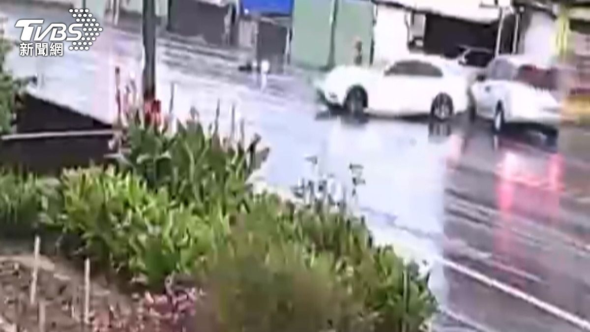 台13線南勢里路段也發生一起車禍。一輛進口轎車打滑失控。(圖/消防隊提供)