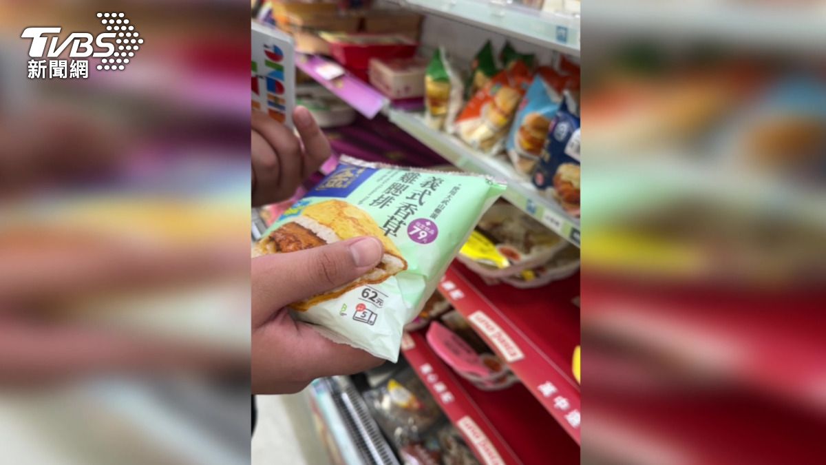 即使學生只想購買62元的飯糰,也必須挑選滿額商品或自付差額,否則無法完成交易。(圖/TVBS)