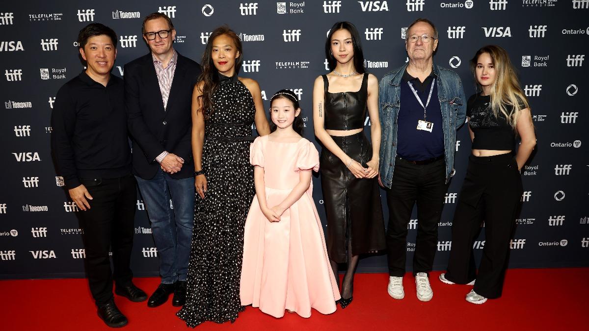 《左撇子女孩》主創齊聚多倫多影展,左起為製片人 Dan Lin (NETFLIX)、製片人 Mike Goodridge、導演鄒時擎、演員葉子綺NINA、演員馬士媛、製片人Jean Labadie、製片人Alice Labadie。(圖/NETFLIX提供)