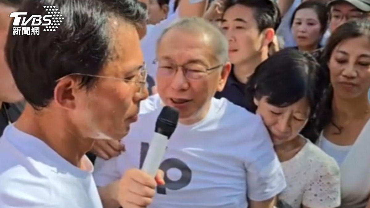 陳佩琪緊靠在丈夫柯文哲身上。（圖／TVBS）