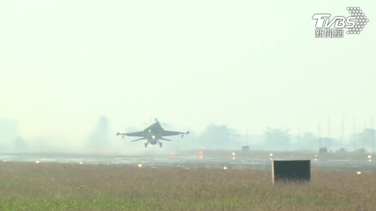 空軍飛官出身的台灣智庫諮委高志榮分析,台海當面的解放軍飛彈旅,一波次最多發射216枚短程彈道飛彈,這數量難以癱瘓我國空軍基地。(資料照)