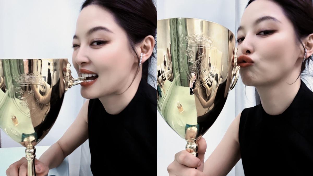 辛芷蕾奪獎後開心與獎盃合影。(圖/翻攝自微博)