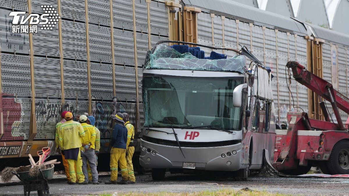 墨西哥貨運列車撞上雙層巴士 至少8死45人受傷