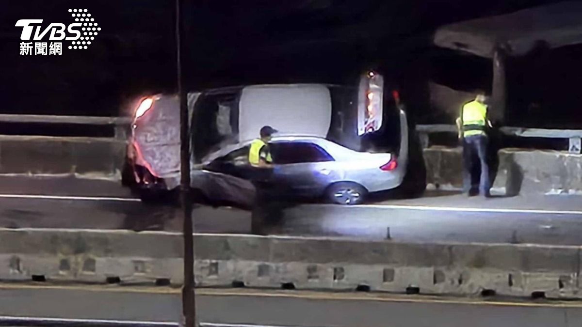 汐止國道自撞!車斜半邊卡護欄 駕駛「被載走」人跑了