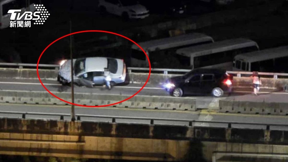 民眾目擊駕駛被黑車載走。(圖/讀者提供)