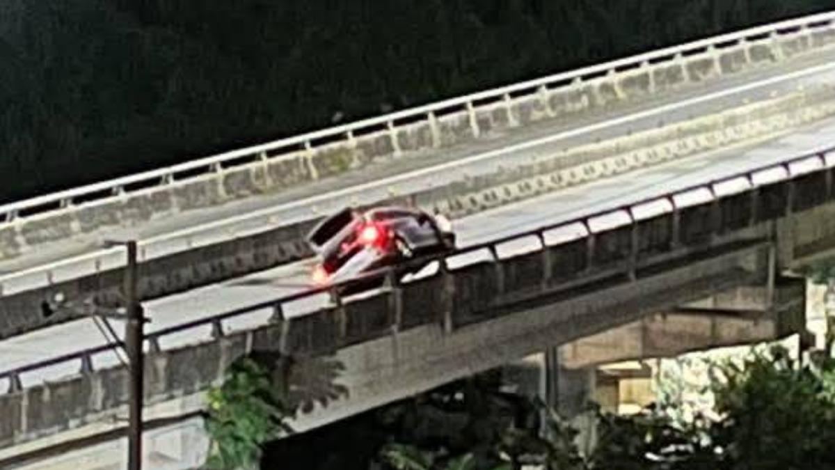 轎車輪胎翹起。(圖/翻攝Facebook汐止集團)