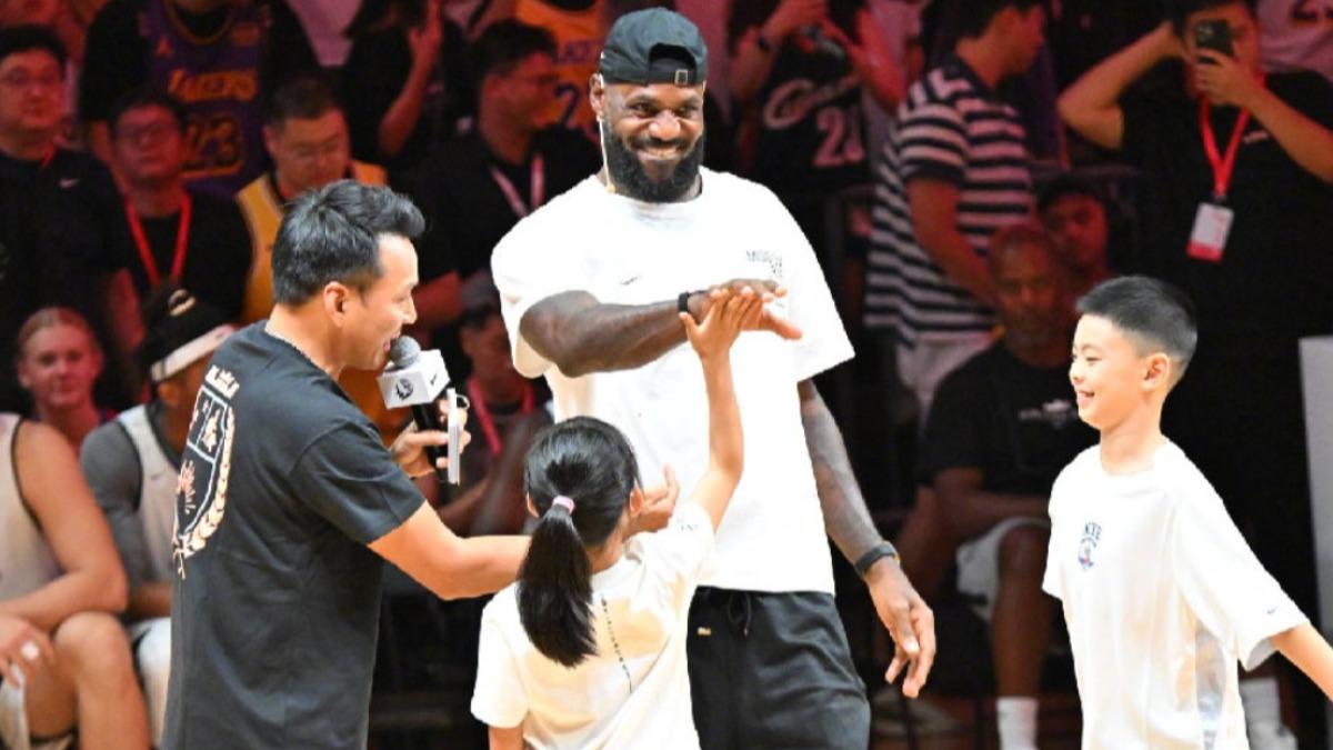 詹皇中國行又撰文刊登人民日報 預告NBA與中國爭端冰釋