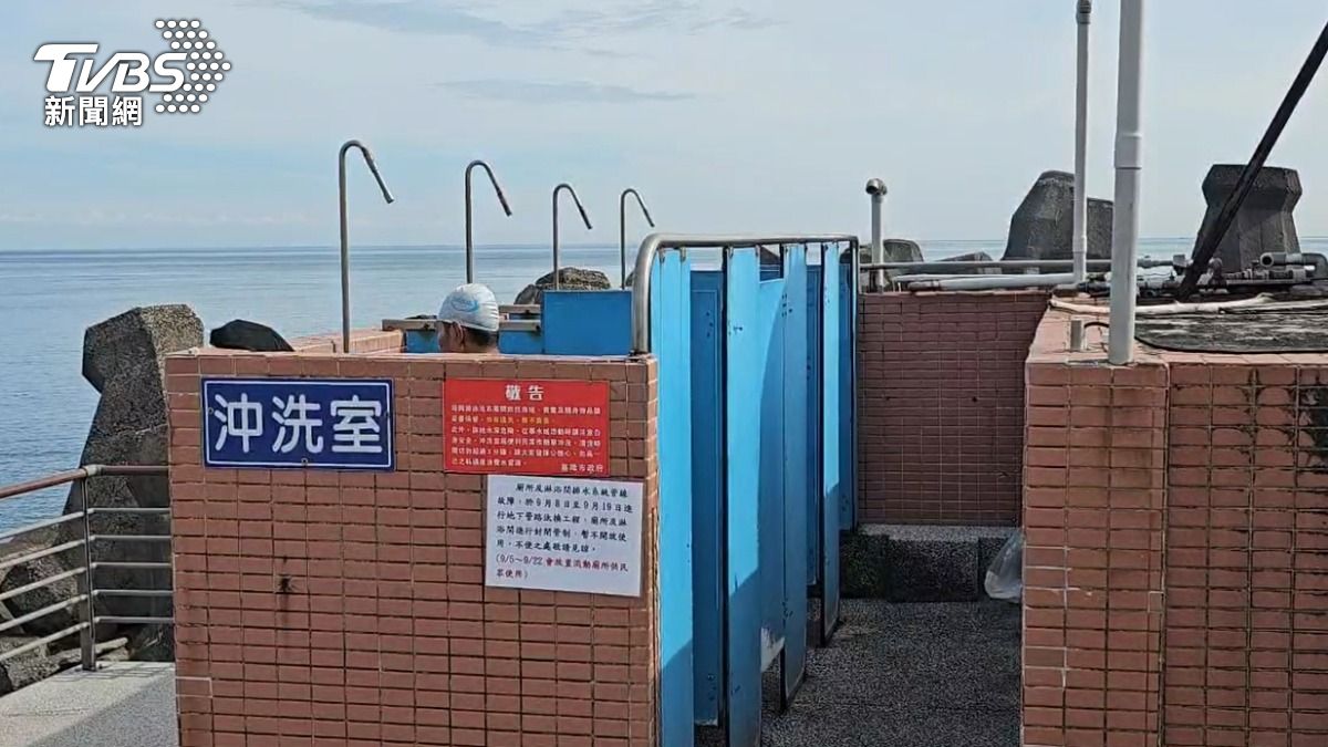 基隆海興泳池沖洗室「露天未加蓋」 女泳客驚:無人機飛過