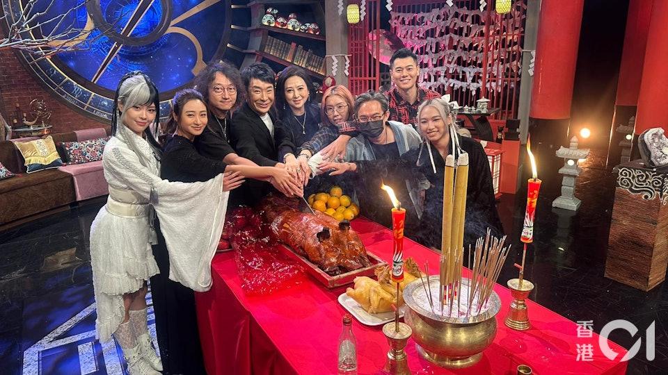 昨（8）日TVB Plus《直播靈接觸》舉行拜神儀式。（圖／香港01）