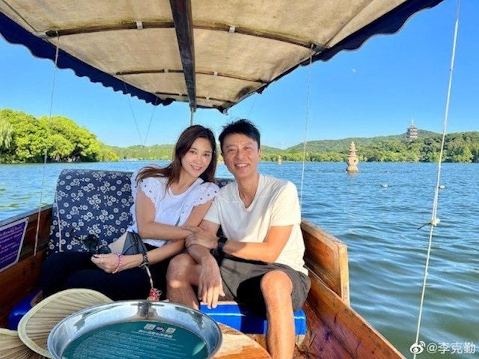 57歲的李克勤與香港小姐冠軍盧淑儀結婚多年,育有兩子。(圖/翻攝自李克勤微博)
