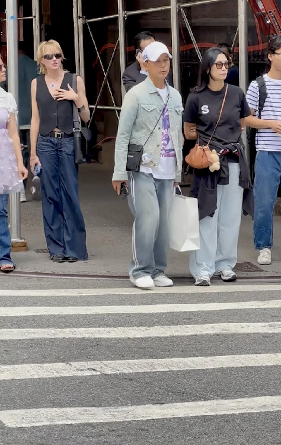 李克勤頭戴白色鴨舌帽,與盧淑儀現身紐約被偶遇。(圖/翻攝自小紅書)
