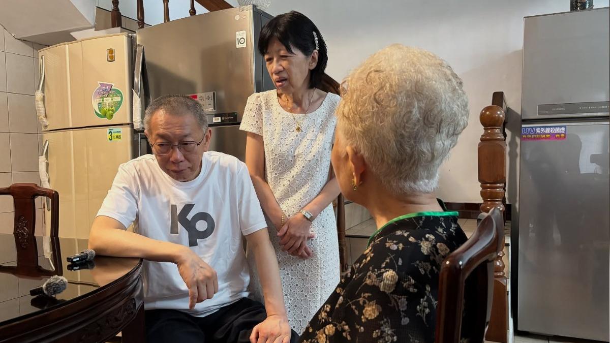 柯文哲與柯媽閒話家常,柯媽情緒激動哭泣。(圖/翻攝自 邱臣遠臉書)