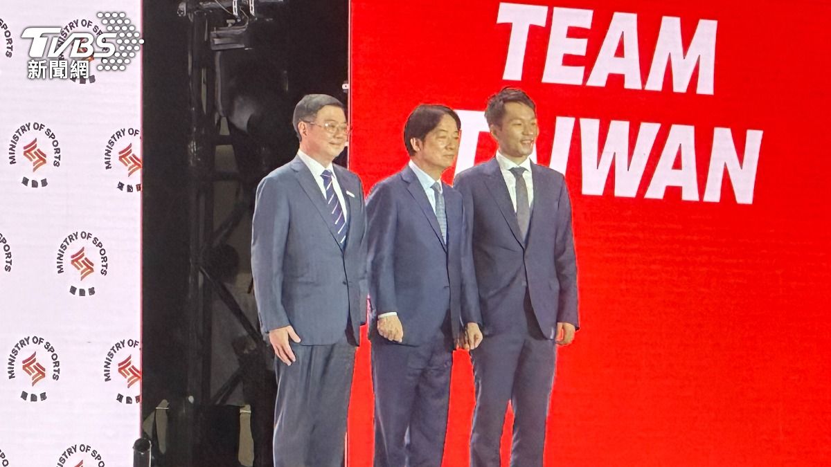 運動部長李洋和總統賴清德、行政院長卓榮泰合影。(圖/張良瑜攝)