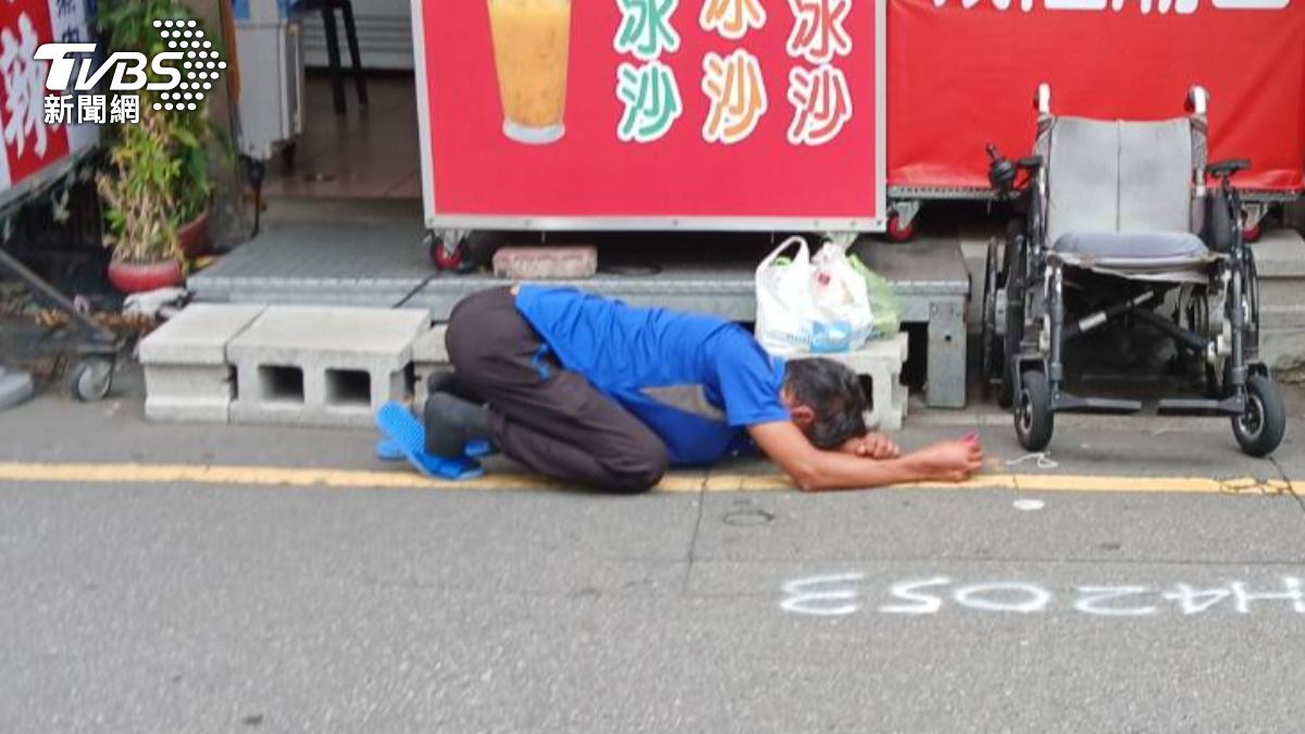 男子借錢不成就賴在店家門口不走。(圖/TVBS)