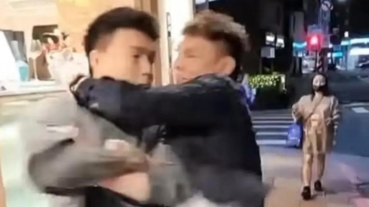 超哥不滿Toyz批評自家餐廳,當街用「超派鐵拳」爆打對方。(圖/翻攝自YouTube)