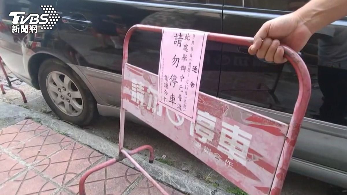 大樓確實沒有事先申請路權,卻佔用騎樓、人行道,又影響到停車位,其實都算占用道路(圖/TVBS)