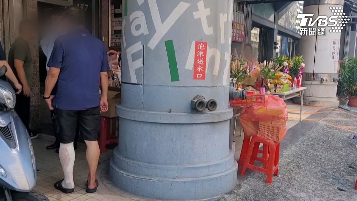 大樓便宜行事,占用路邊公有的停車位舉辦普渡,車主氣不過報警,員警到場確認,大樓沒有申請路權已經違法(圖/TVBS)