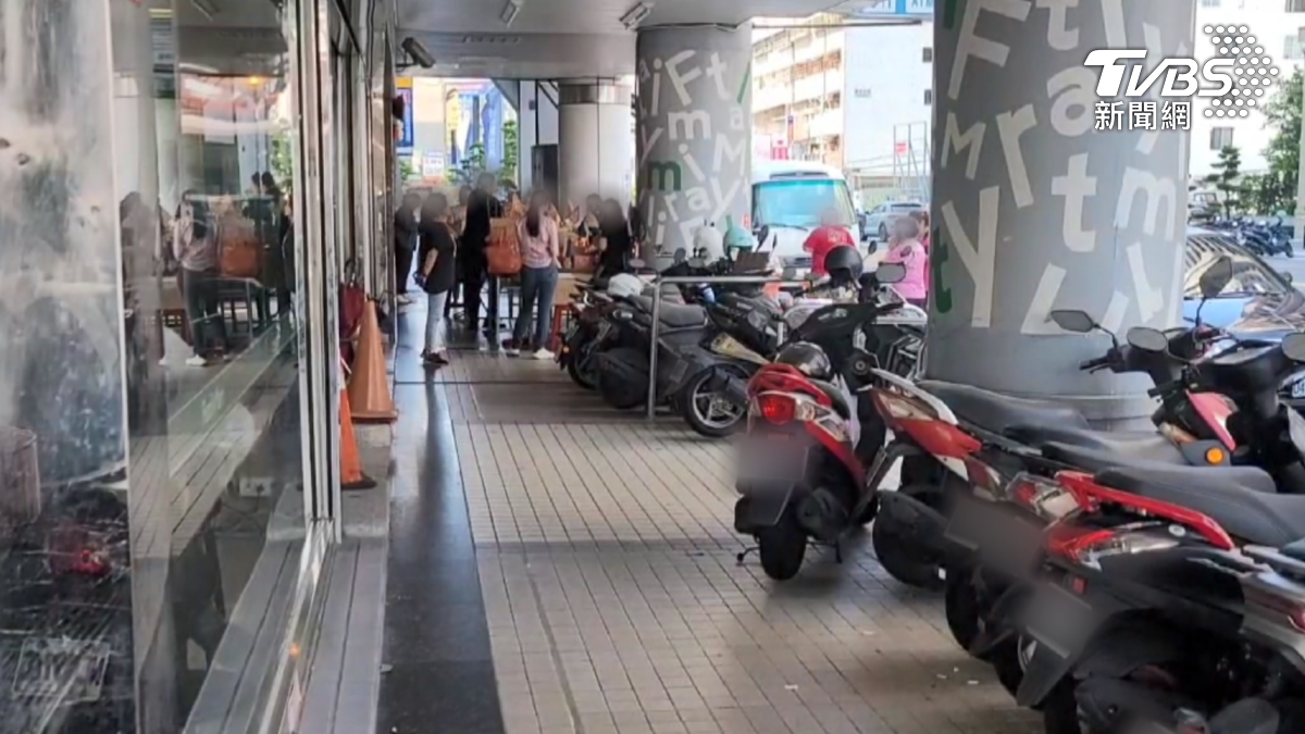 高雄市前鎮轄區統計,7月至今有合法申請路權有180件,被檢舉告發占用道路就有2件(圖/TVBS)