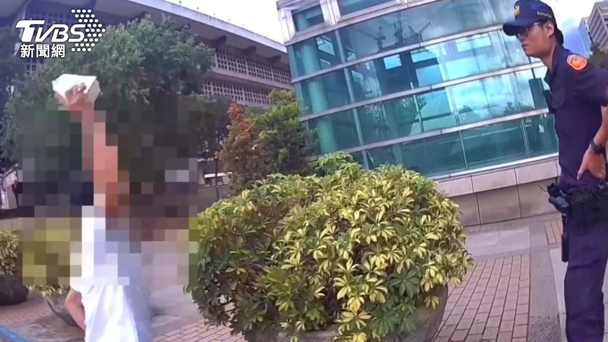 台北車站盤查街友查獲詐欺通緝犯 34歲男氣到摔飲料
