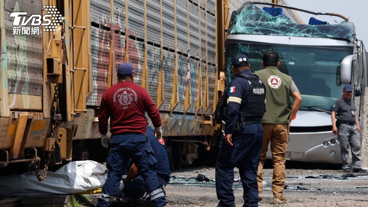 墨西哥發生嚴重車禍,貨運火車撞上一輛雙層巴士造成10人死亡。(圖/達志影像美聯社)