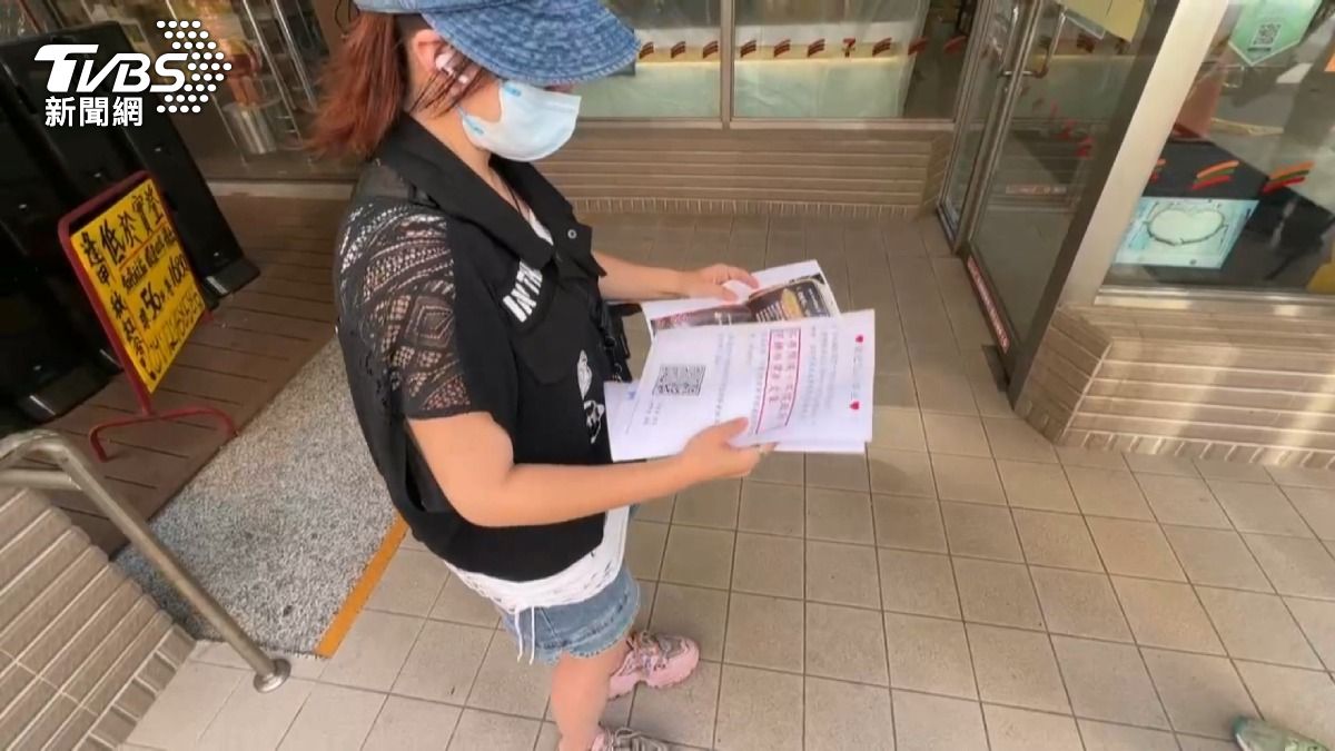 女控被稱「檢舉達人」 里長:她設局拍片公審。(圖/TVBS)