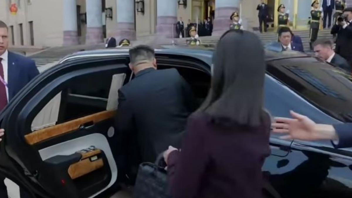 金與正(後)和金正恩(前)還有普欽同車。(圖/朝鮮中央通訊社)