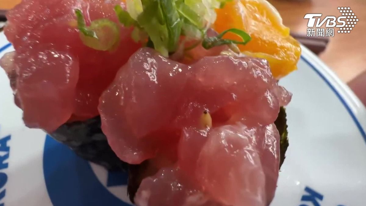 實際點了同份鮭魚壽司,真的有加芝麻。(圖/TVBS)
