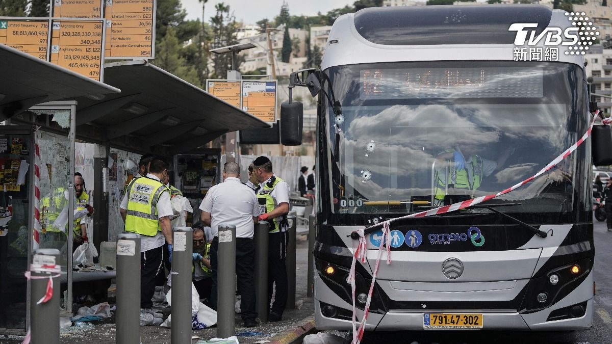 兩名巴勒斯坦人在以色列公車站開槍掃射,造成至少6人死亡。(圖/達志影像美聯社)
