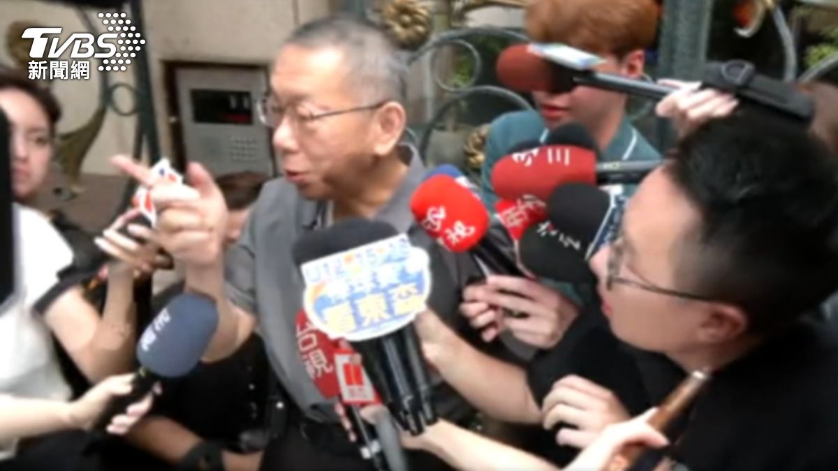 招牌KP衫＋高腰褲！　柯文哲公事包拉鍊忘拉。（圖／TVBS）