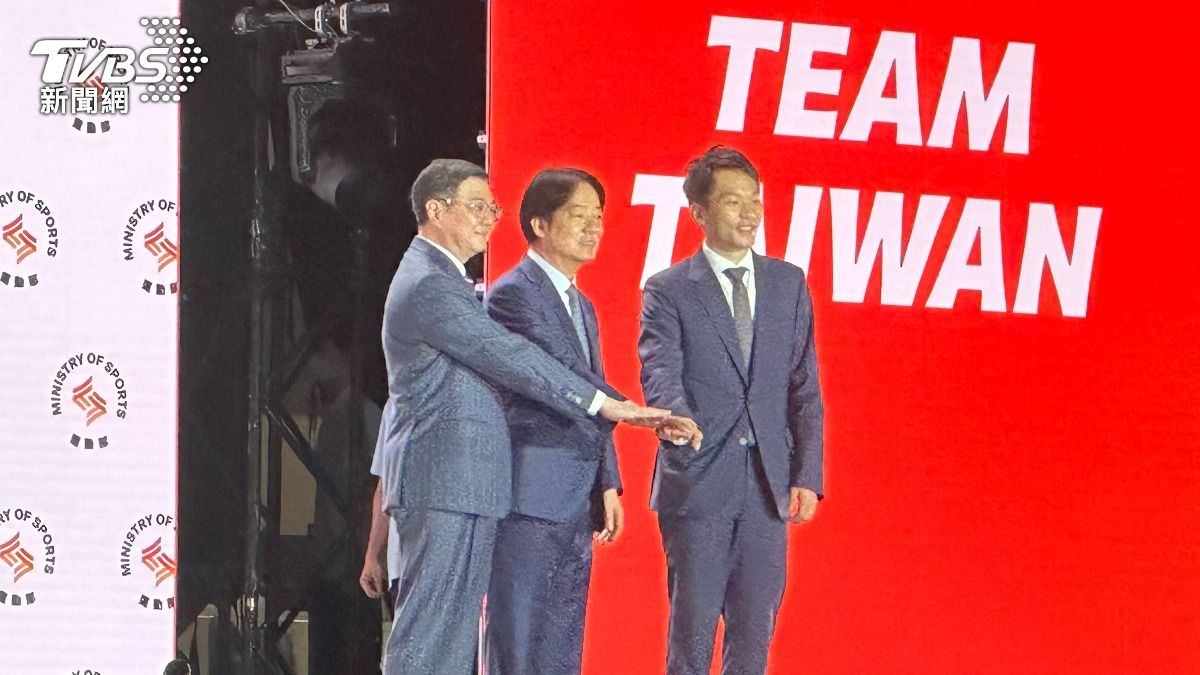 運動部長李洋今天正式上任，和總統賴清德、行政院長卓榮泰合影。（圖／張良瑜攝）