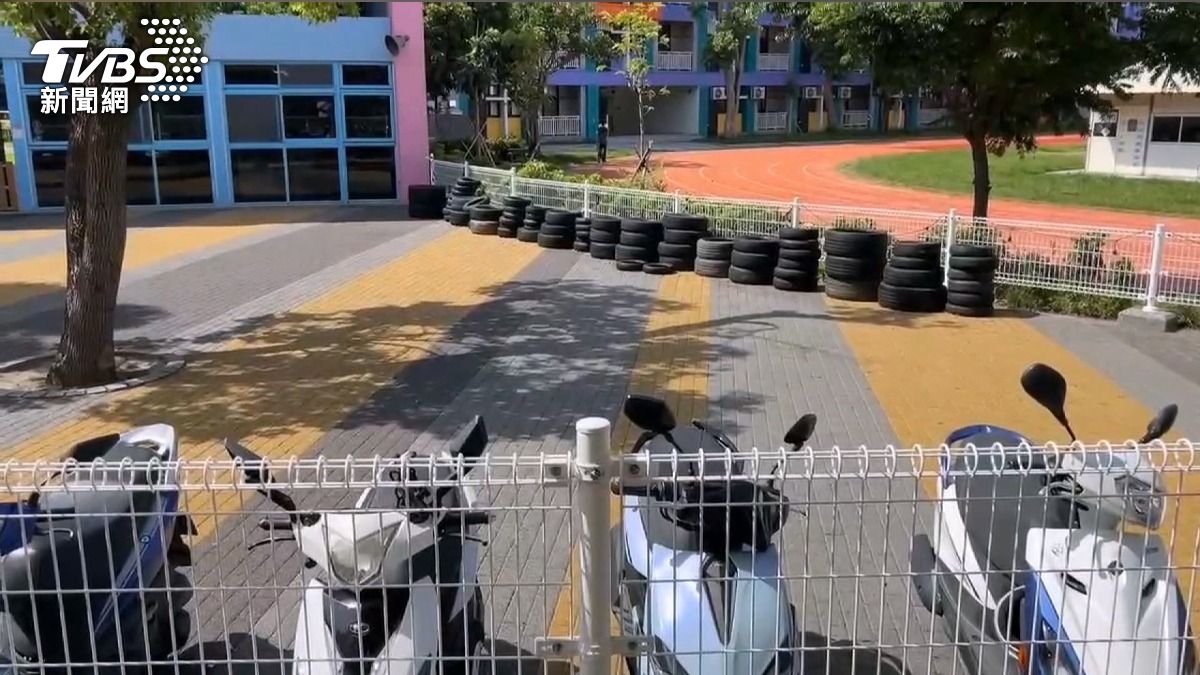 機車傾倒釀禍！家長暴怒「掀幼兒園」　園長控遭毆打腦震盪。(圖／TVBS)
