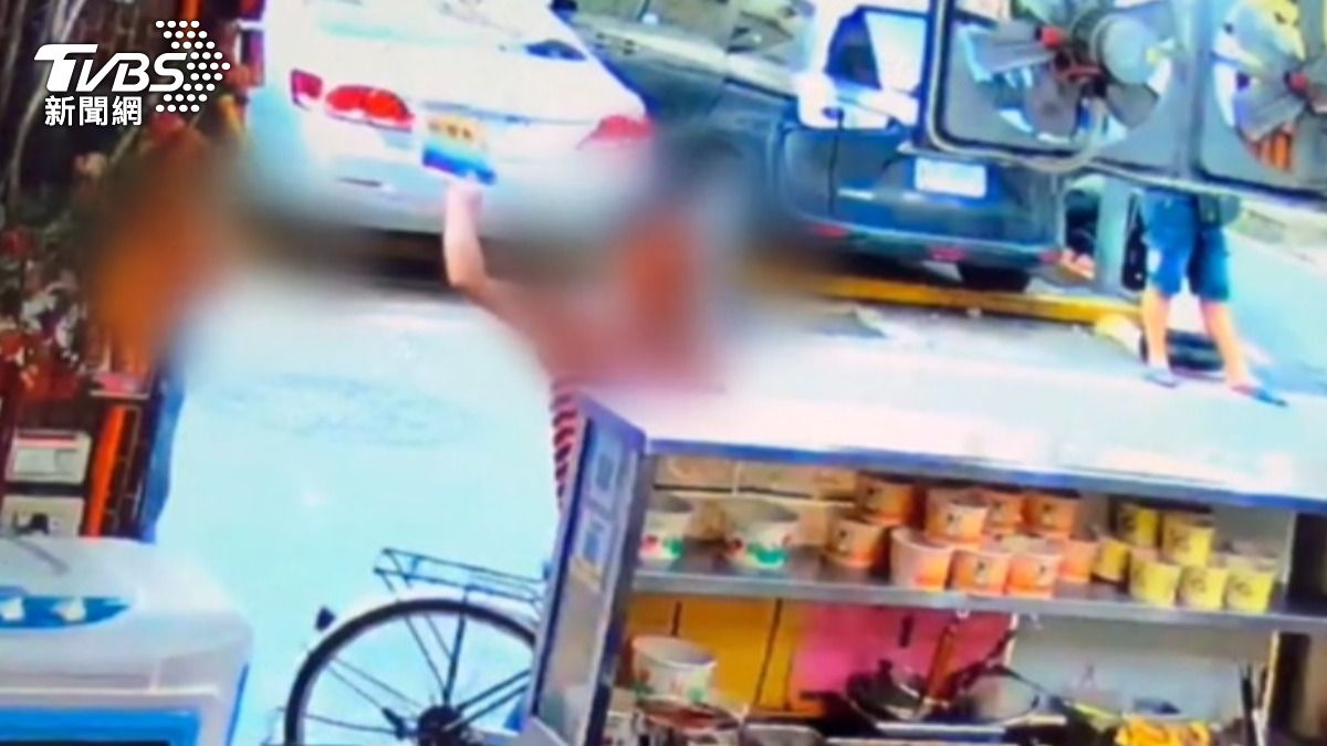 男子借錢三次都被拒絕,在店門口大鬧。(圖/TVBS)