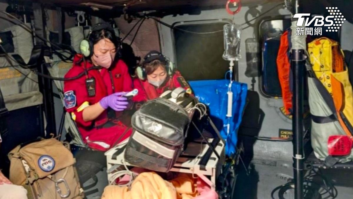 蘭嶼陳姓5歲女童直升機後送至台東就醫。(圖/空勤3大3隊提供)