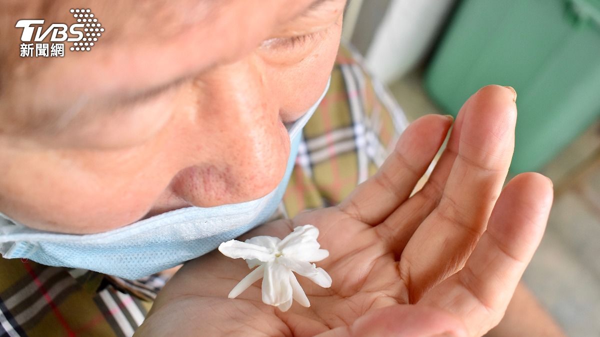 大腦提早斷線!研究揭「嗅覺失靈」恐是失智前兆 4狀況快就醫