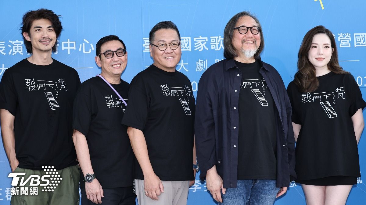 梁正群(左起)、宋少卿、朱德剛、賴聲川、許瑋甯合作舞台劇。(圖/張哲鳴攝)