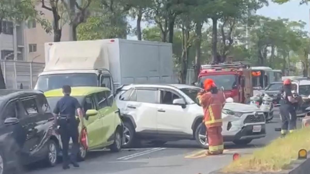 淡水民權路4車追撞釀1傷「交通塞爆」　警急到場疏導