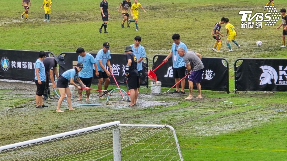 高雄楠梓足球場只要大雨過後就會出現嚴重積水問題,引發使用者不滿。(圖/TVBS)