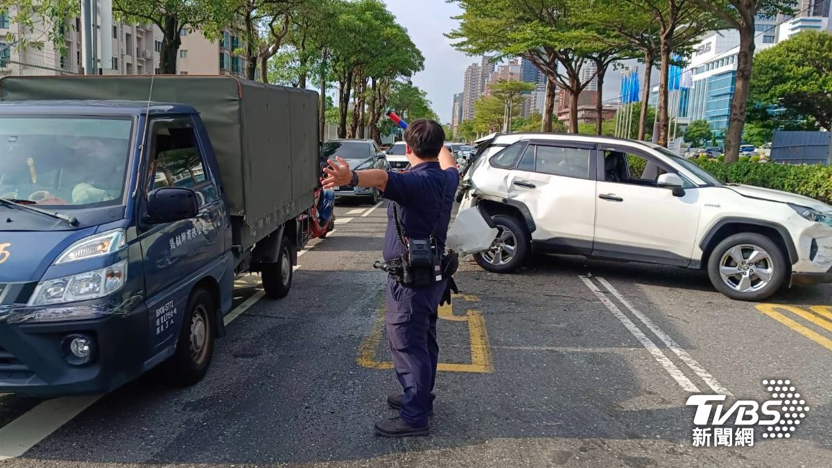 警方獲報到場後隨即展開交通疏導。(圖/TVBS)