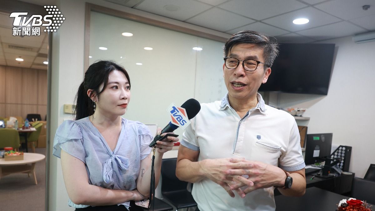 鍾佳濱認為最需要跳的是同黨委員蔡易餘。(圖/華子琛攝)