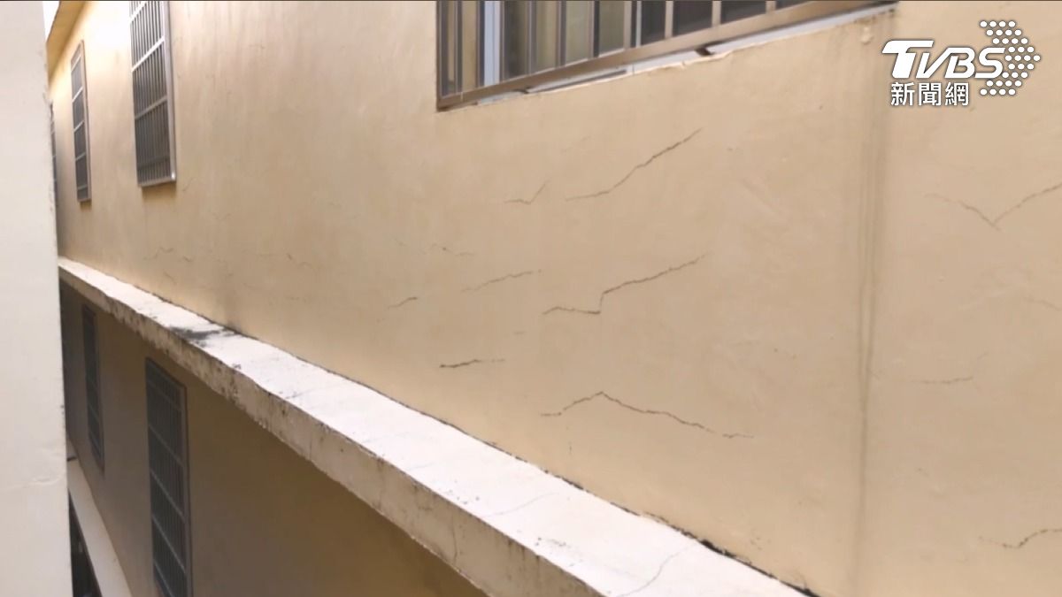 高雄路竹一名屋主發現住家外牆出現裂痕,找來防水工程業者卻遇到了意想不到的困擾。(圖/TVBS)