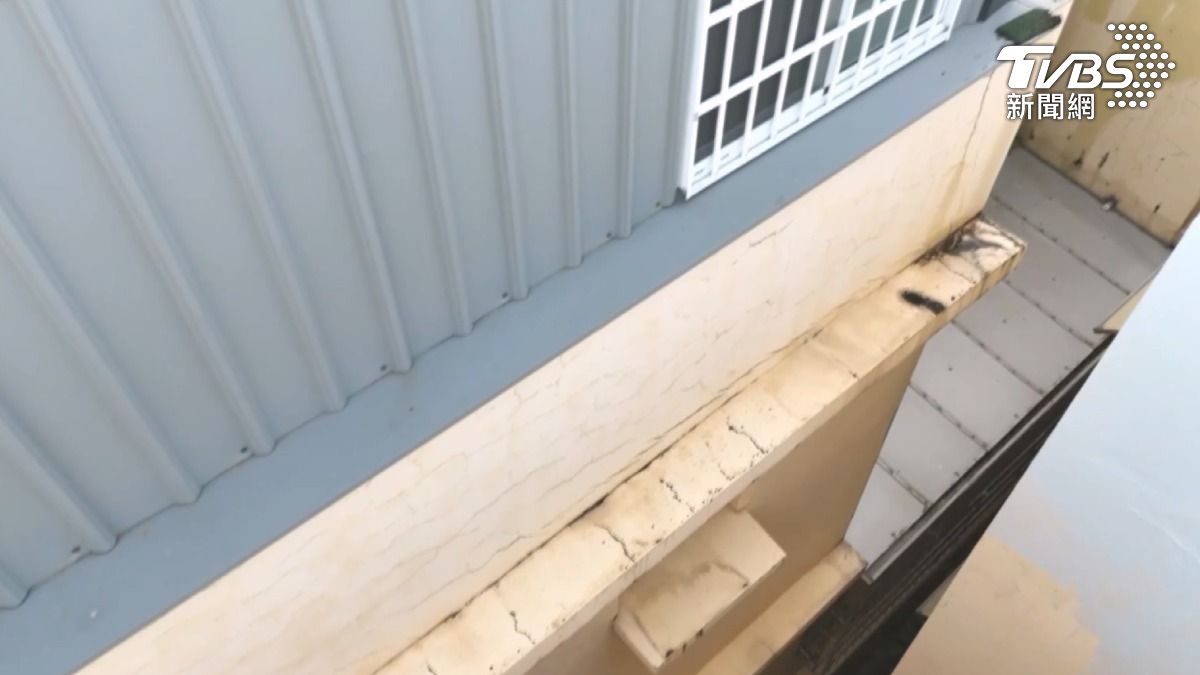 高雄路竹王先生的住家外牆布滿裂痕,造成室內出現嚴重壁癌問題。(圖/TVBS)