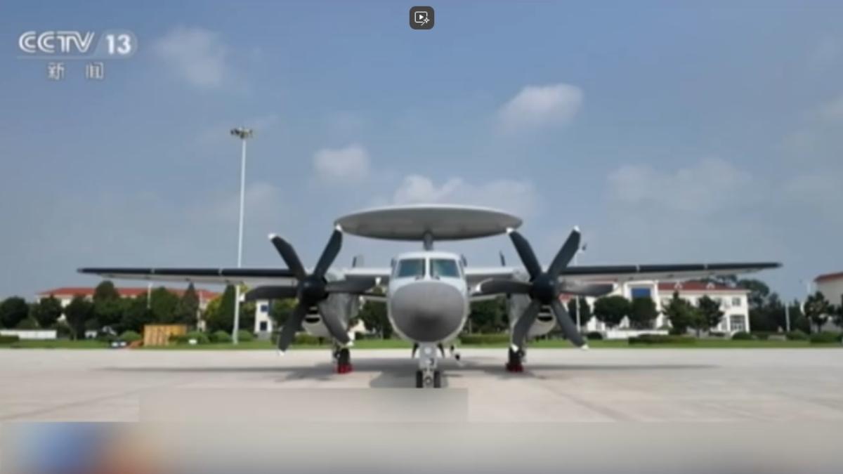 空警-600機翼可折疊,有利在福建艦上停放更多艦載預警機。(圖/CCTV-13)