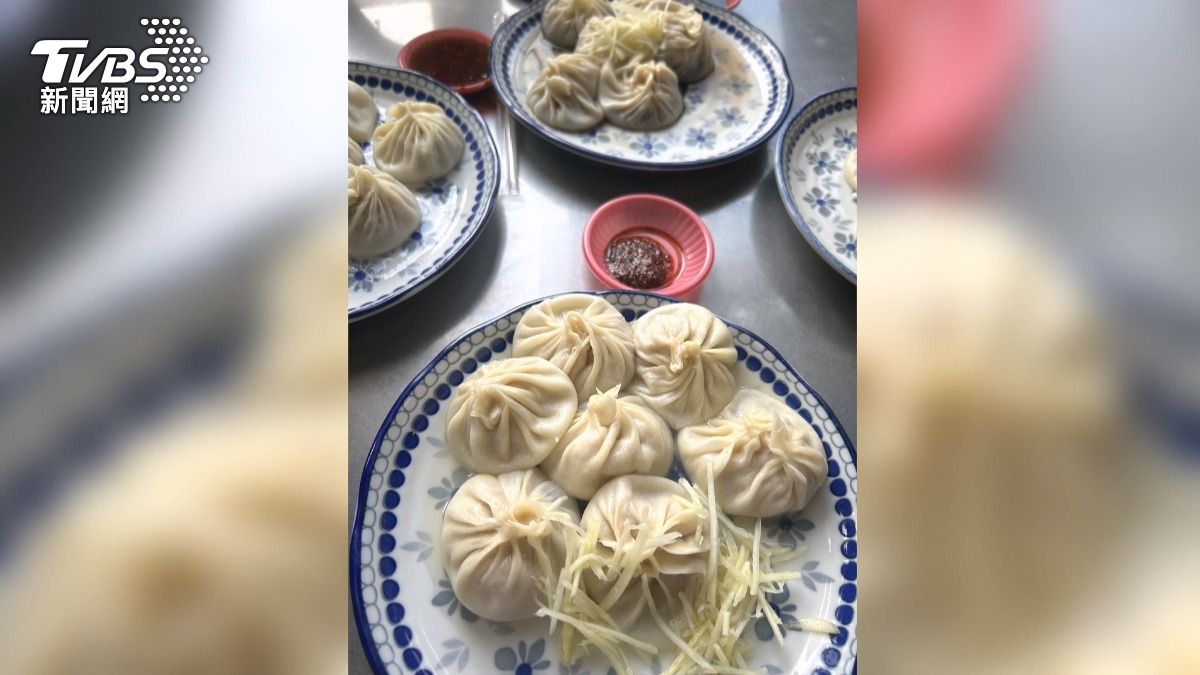 員工在忙亂中誤拿未完全蒸熟的湯包上桌。(圖／TVBS)