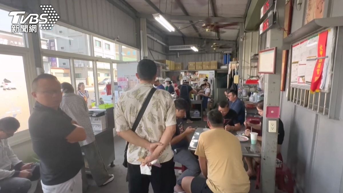 彰化秀水的湯包店因極高人氣，常有民眾天未亮就開始排隊。(圖／TVBS)