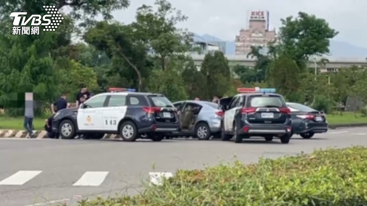 警圍困犯嫌車輛。（圖／TVBS）