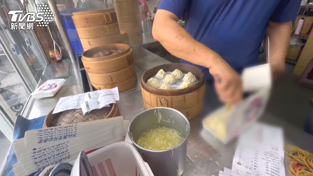 一籠湯包需要蒸8分鐘才能完全熟透，底層的湯包先熟，上層還需繼續蒸。(圖／TVBS)
