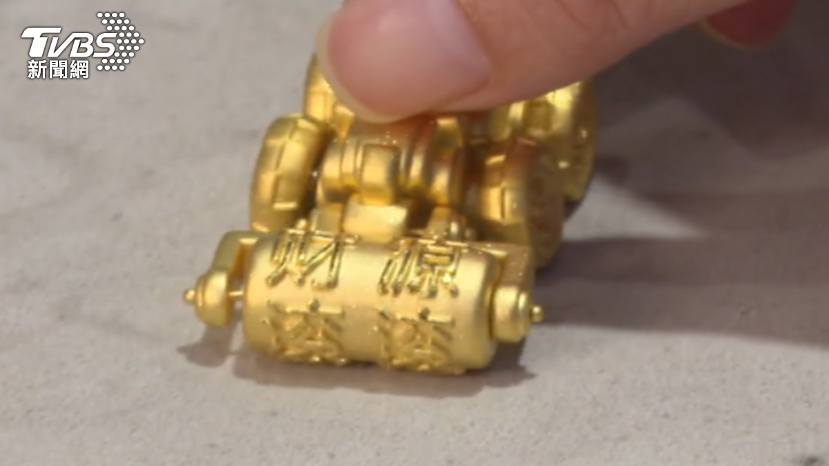 金價破3600美元新高,跑車金飾夯,禁賣精品款。(圖/TVBS)